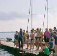 Dzieci przed wejściem na jacht - Mazury 2009