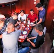 Żeglarski posiłek na jachcie