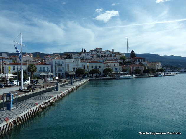 Poros – wyspa jest oddzielona od Peloponezu 200-metrowej szerokości kanałem