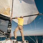 Pierwsze rejsy w sezonie a kondycja żagli – na jakie sygnały zużycia zwrócić uwagę?