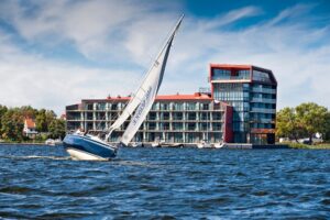 Wakacje na Mazurach: marina, jezioro i rodzinny relaks