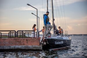 Żeglarstwo i technologie – aplikacje, które warto mieć na pokładzie