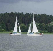 Pływające dwa jachty na Mazurach