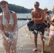 Oblewanie dziewcząt wodą na Mazurach - Dobra zabawa